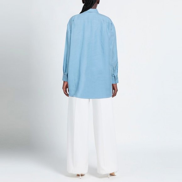 TOTÊME Oversized Tencel™ Lyocell + Linen-Blend Chambray Shirt With Chest Logo - Picture 4 of 16